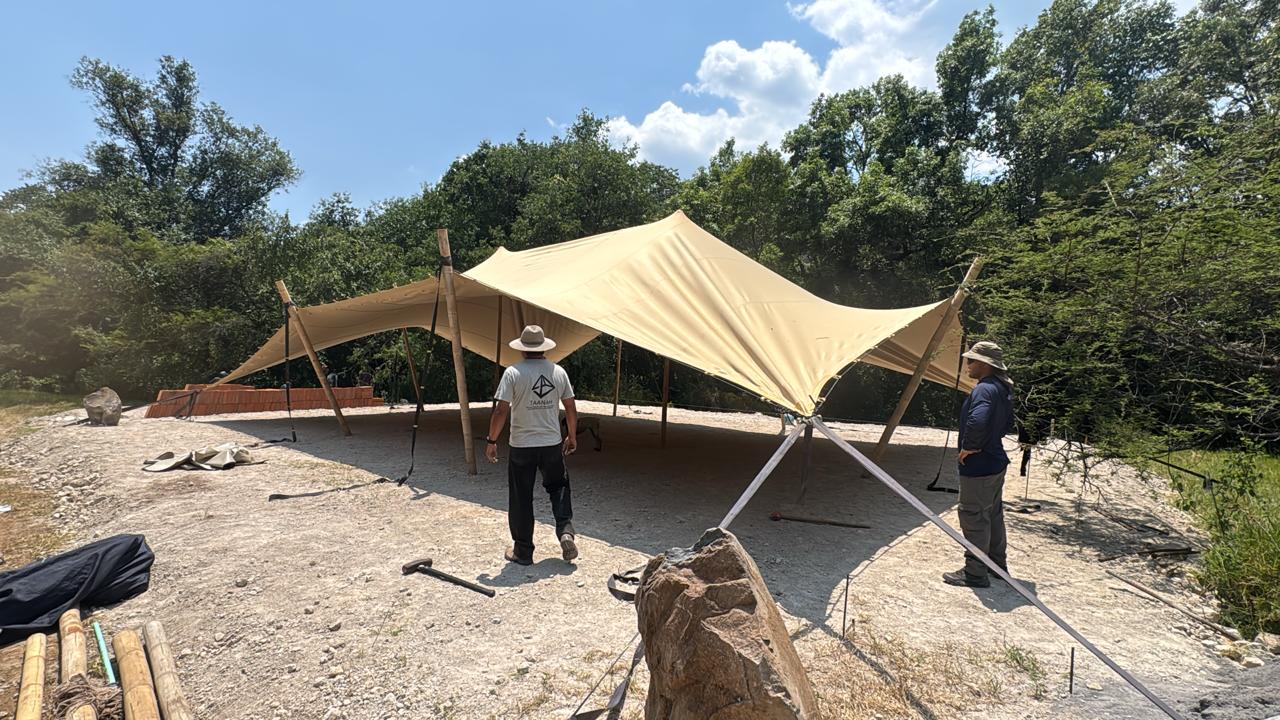 Foto real: carpa orgánica montada en el terreno