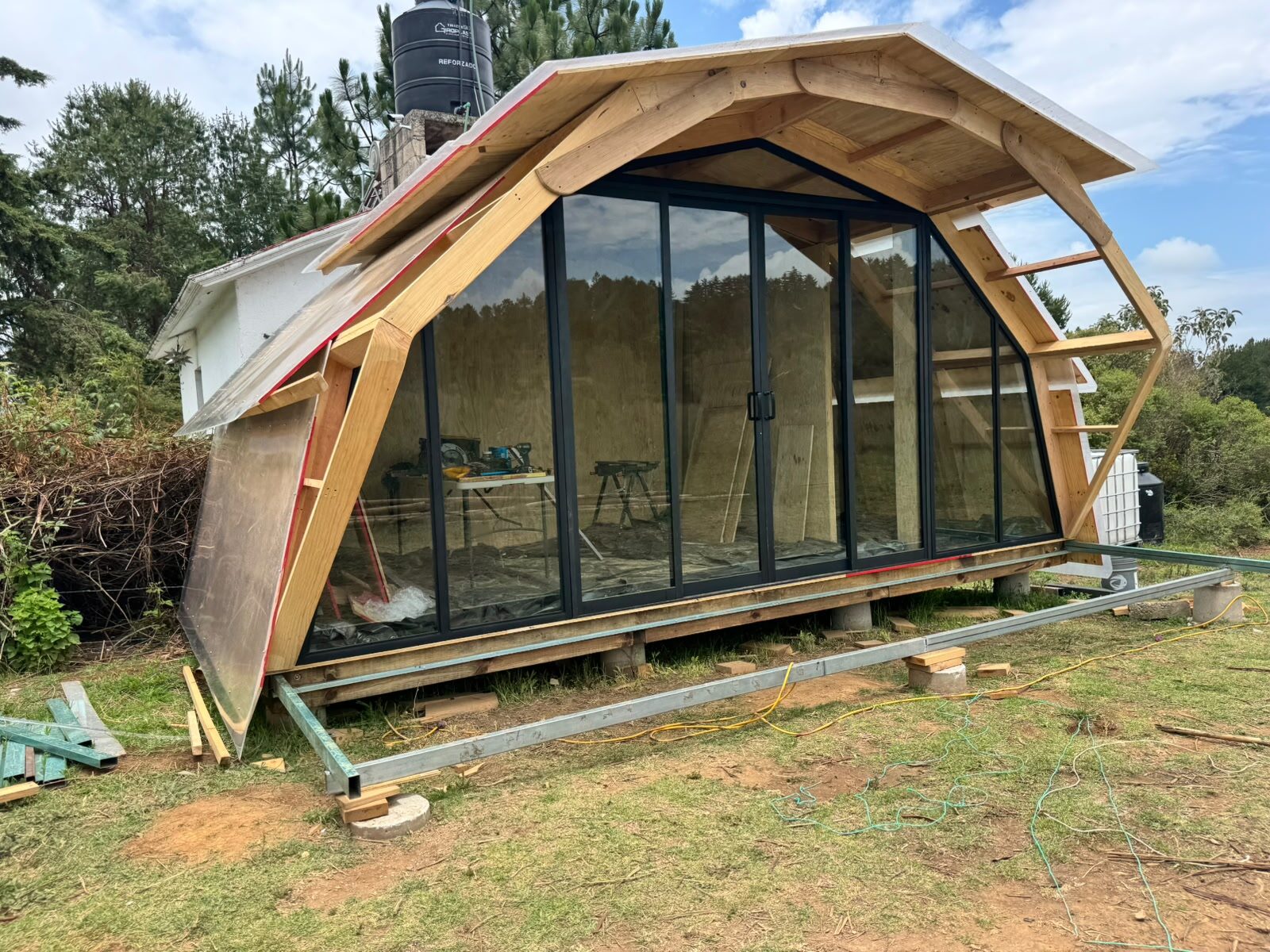 La obra real del prototipo — aquí se aprende bioconstrucción construyendo