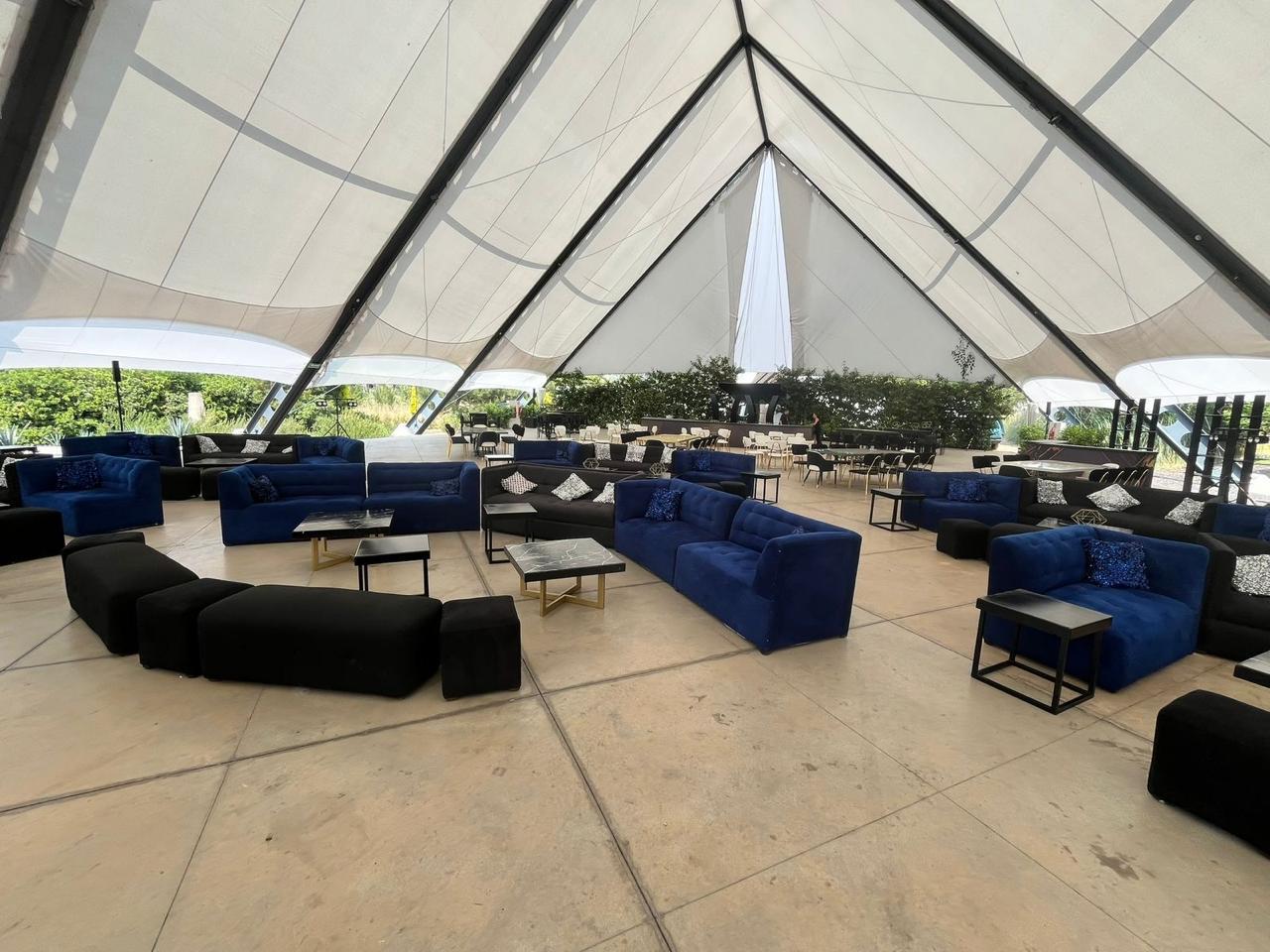 Carpa con salas lounge montada para un evento