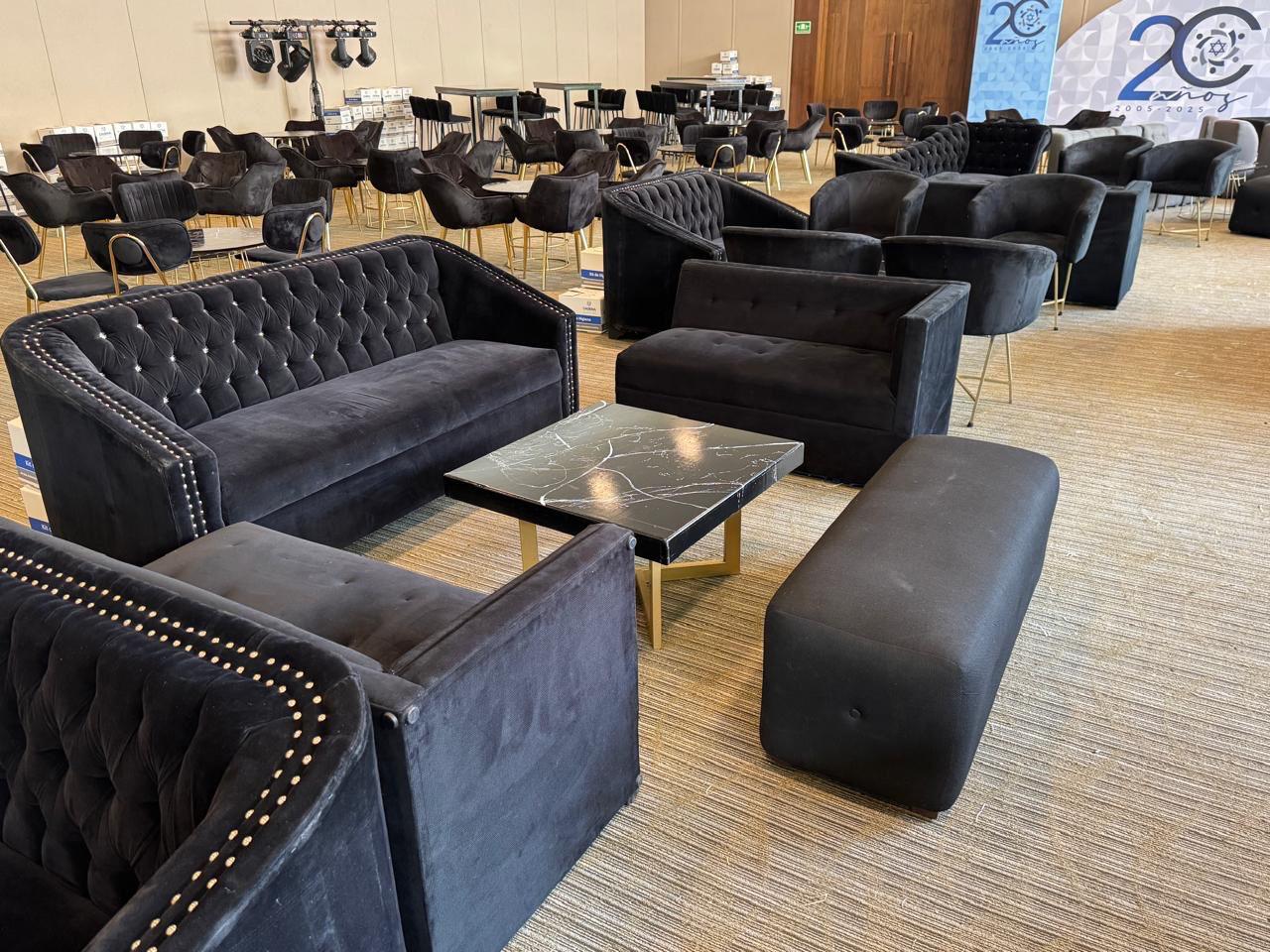 Lounge montado al aire libre sobre el pasto