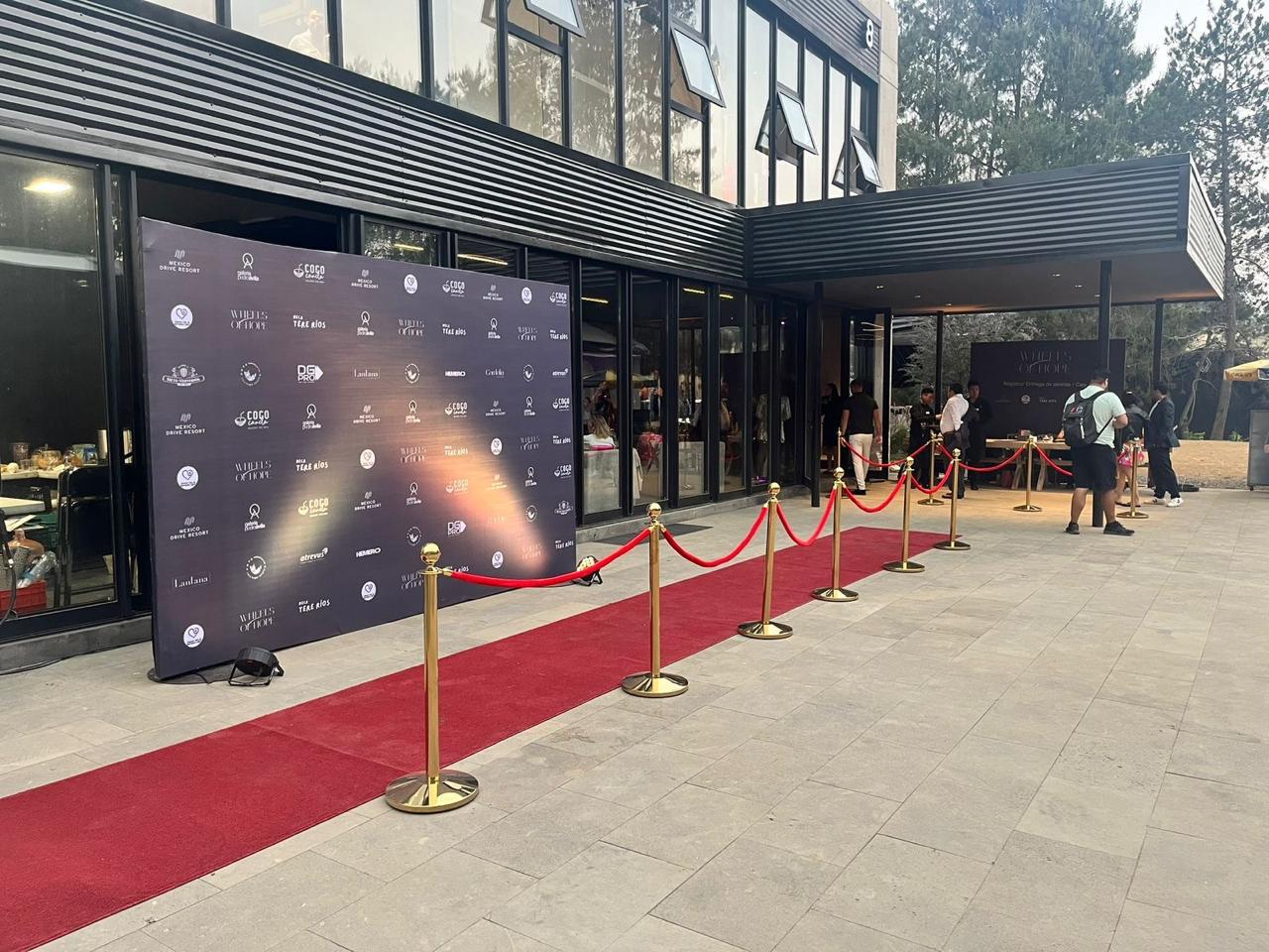 Escenario con pantalla LED y alfombra roja