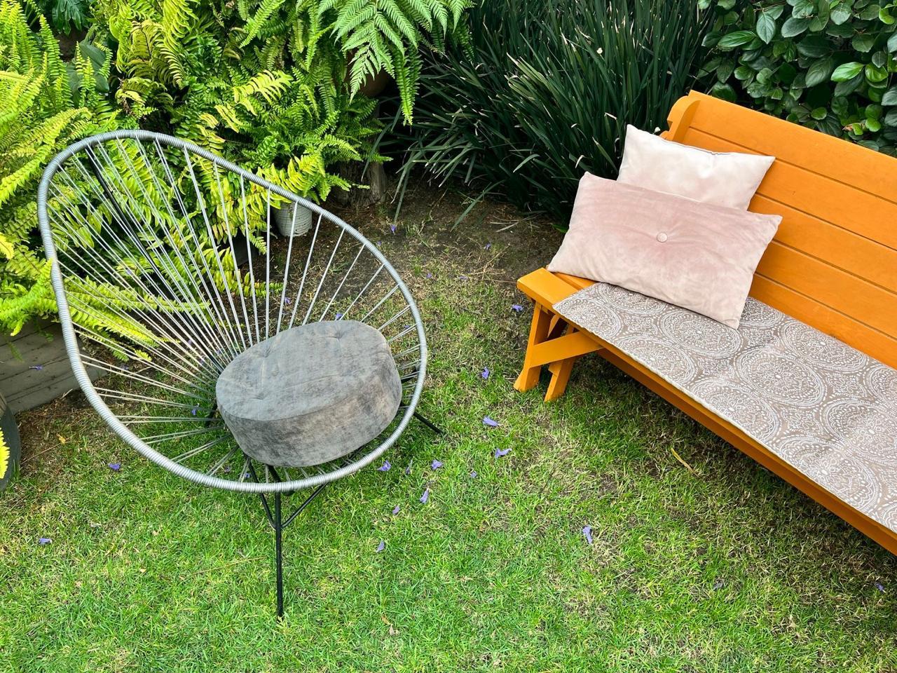 Lounge de jardín rodeado de vegetación