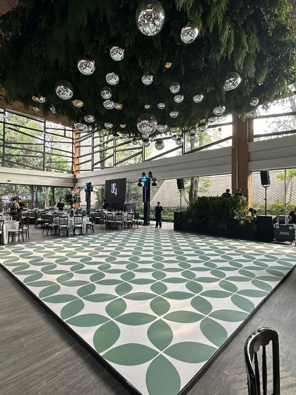 Pista de baile con diseño de ajedrez