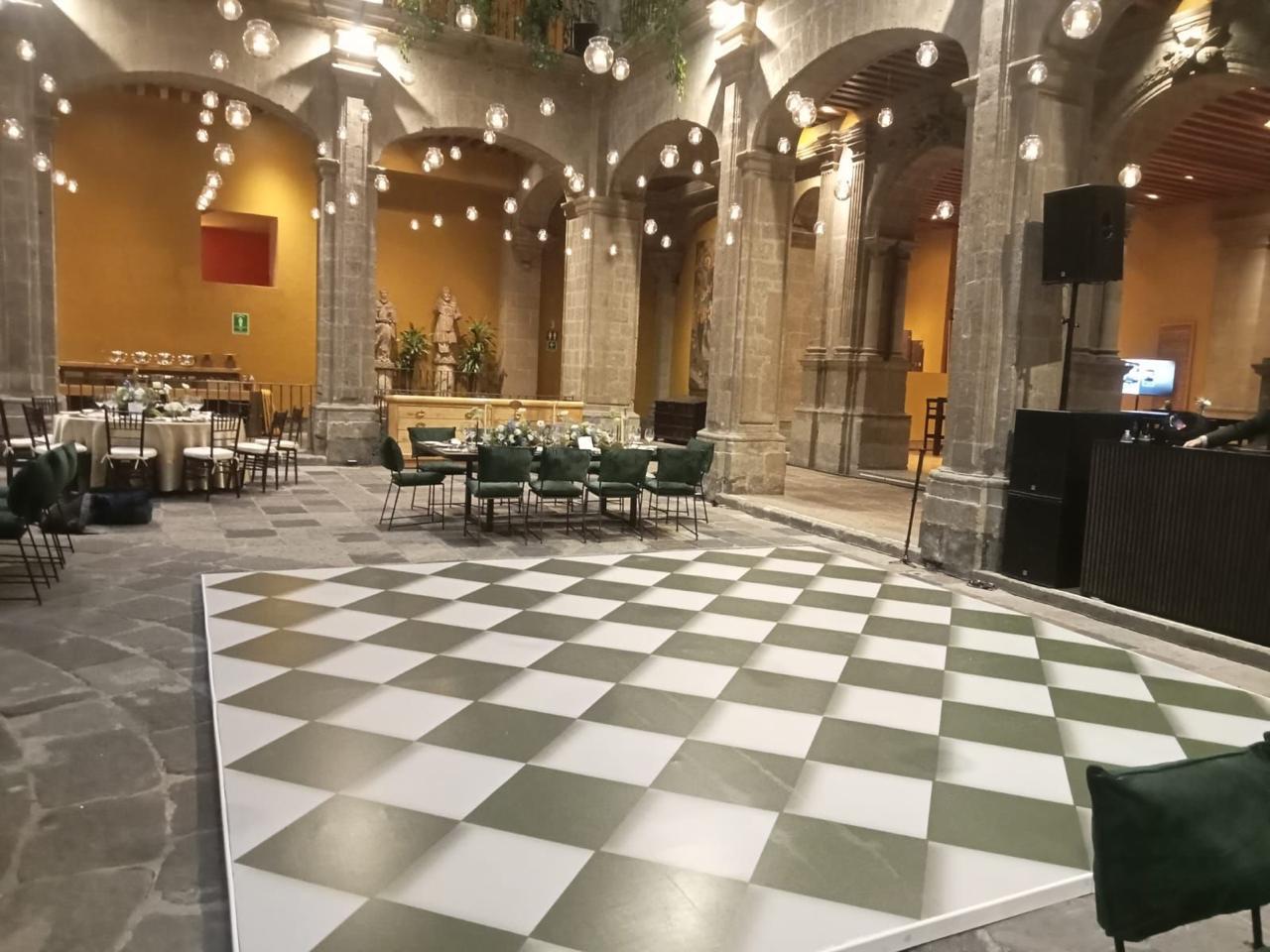 Pista de baile con techo iluminado