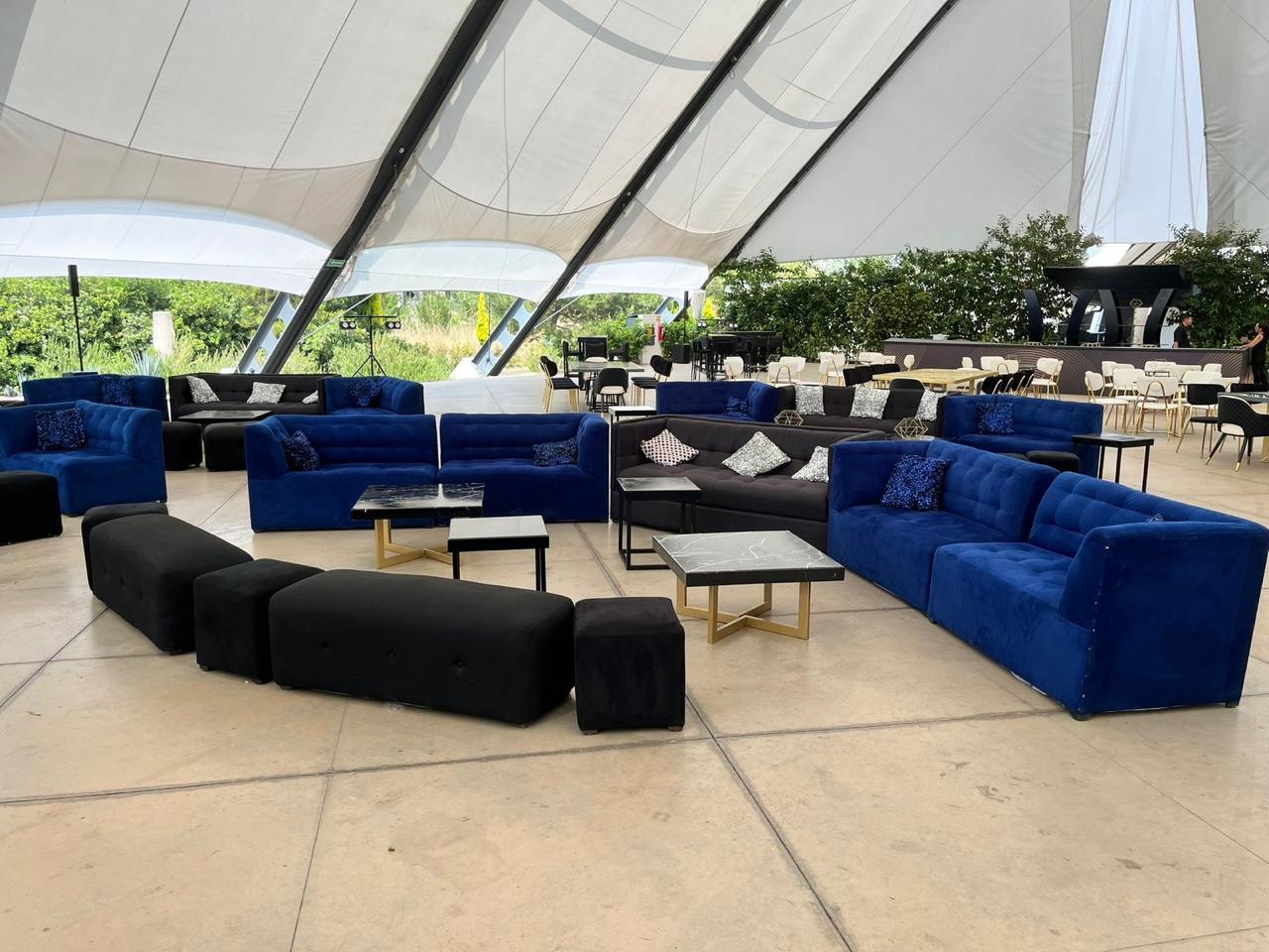 Carpa grande con salas lounge montada para un evento