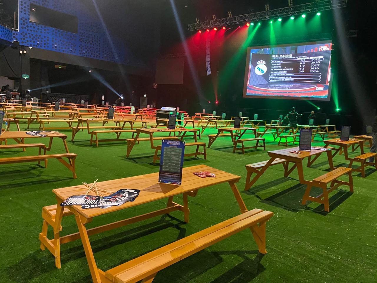Montaje exterior con escenario